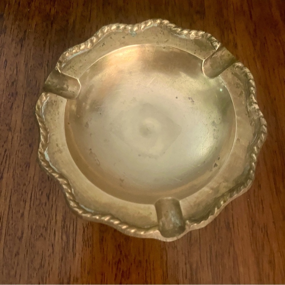 ANTIQUE BRASS ASHTRAY
VINTAGE, PRE-OWNED.
